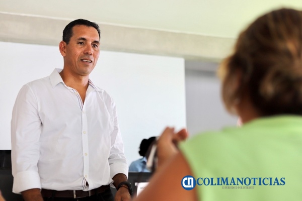 Lalo Camarena hace entrega de apoyos 8