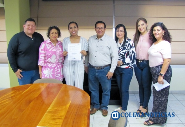 Lucía López Ramírez recibió plaza docente definitiva estatal