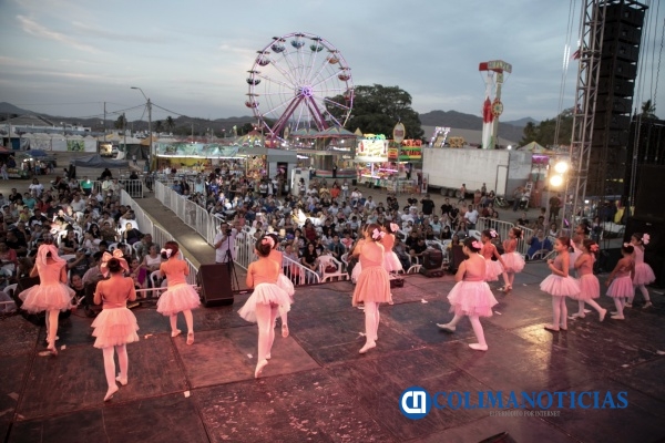 Mucho baile y un gran dueto acústico engalanaron la Feria de Manzanillo7