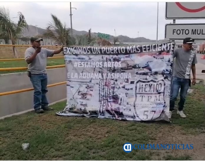 Operadores del transporte de carga se manifiestan a la entrada del puerto en Fondeport 3