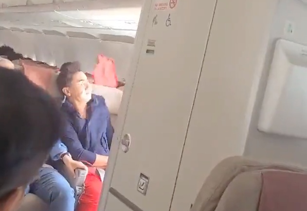 Pasajero abre puerta de emergencia de un avión de Asiana AirlineS