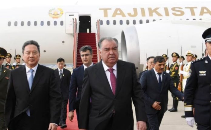 Presidente de Tayikistán estrena avión que compró a México con visita a China