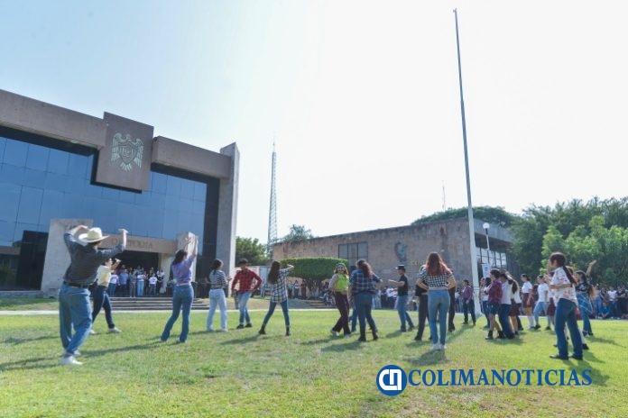 Realizan performance de danza frente a rectoría