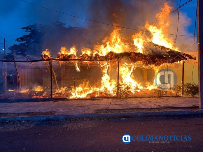 Se incendia local comercial en Av Camino Real 4
