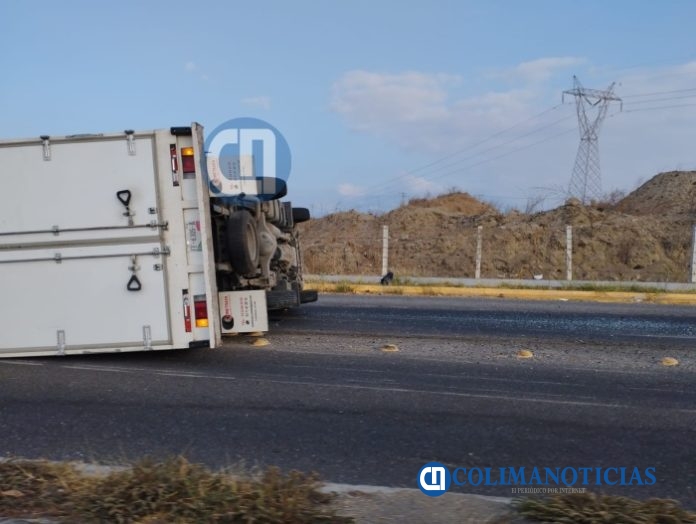Vuelca camión de carga sobre Tercer Anillo