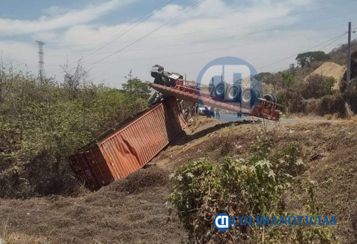 Vuelca tráiler al ingresar a la carretera Puerto Jalipa 4