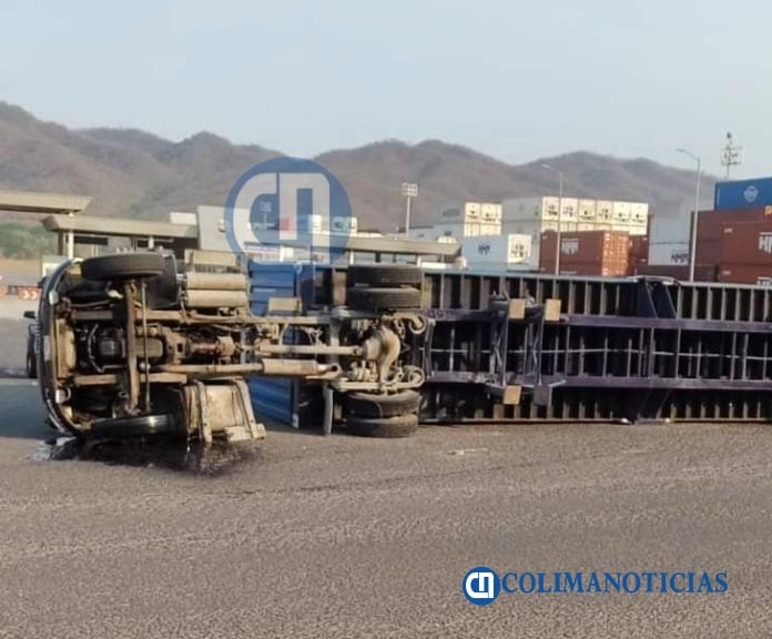 Vuelca tráiler en la carretera Puerto-Jalipa