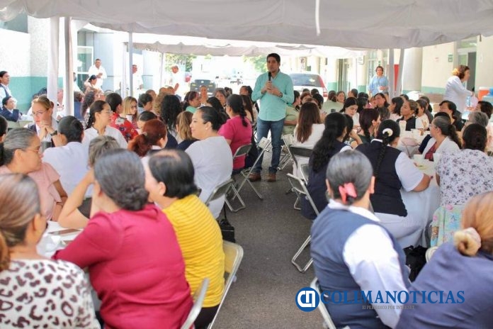 diputado Jesús Dueñas con trabajadoras del Sindicato de Salud