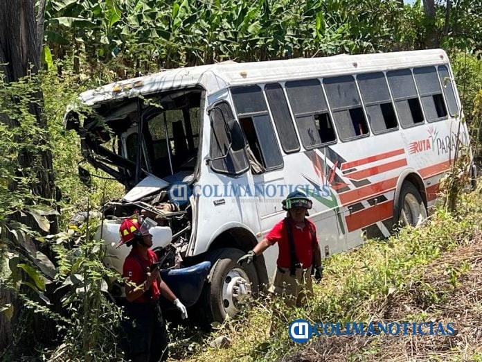 volcadura de autobus en tecomán 2