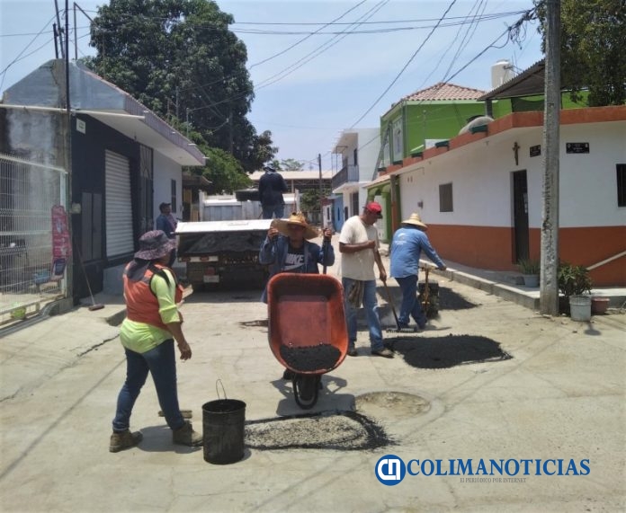 Ayuntamiento de Manzanillo, bachea calles, desazolva arroyos y mejora caminos rurales
