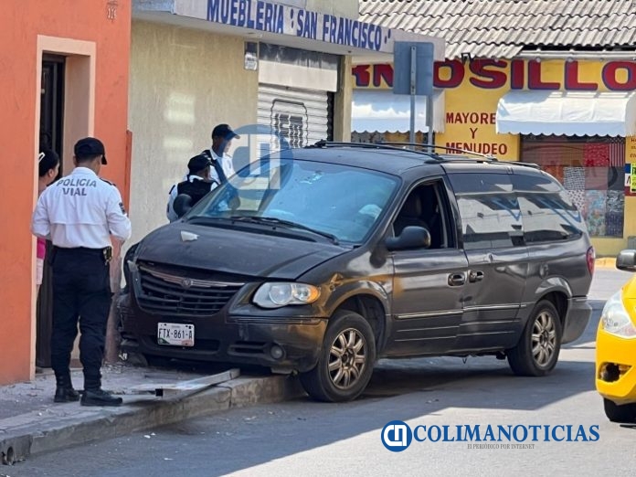 Camioneta se impacta contra vivienda en el centro de Tecomán