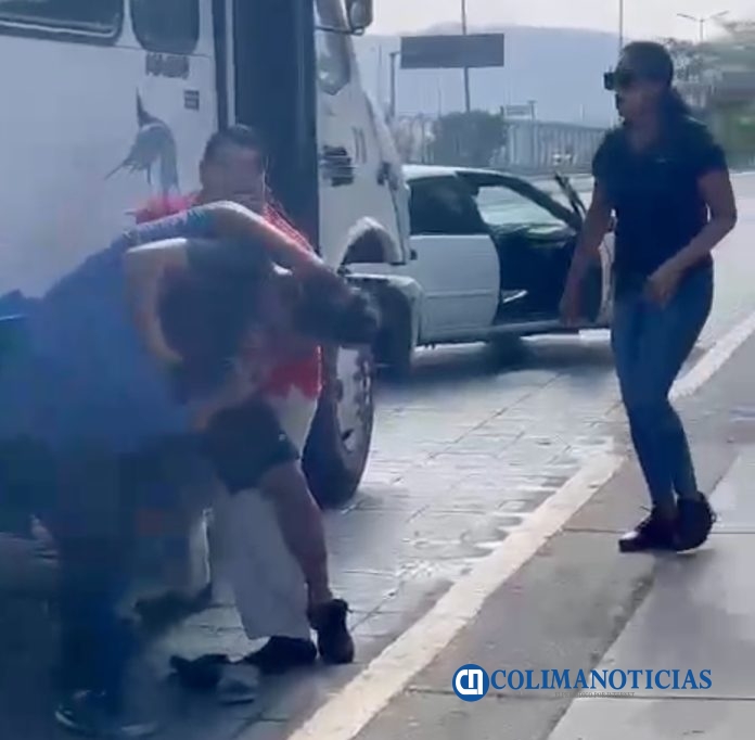 Chofer de urbano y ciudadano protagonizan pleito callejero en el paradero de San Pedrito