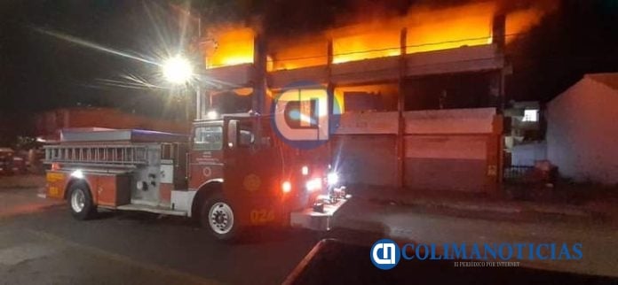 Combaten incendio en un edificio de tres pisos y un departamento en la colonia Fátima de Colima(1)