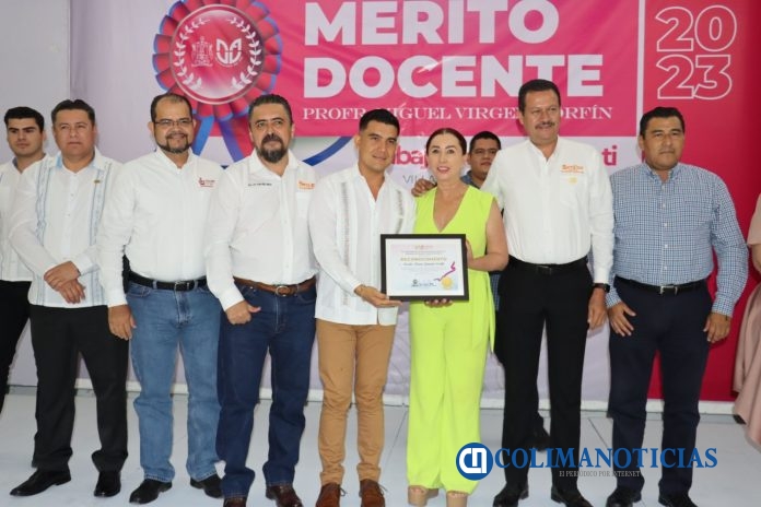 Entregan Presea 'Profr. Miguel Virgen Morfín' a Víctor Alcaraz, Maestro de Misiones Culturales