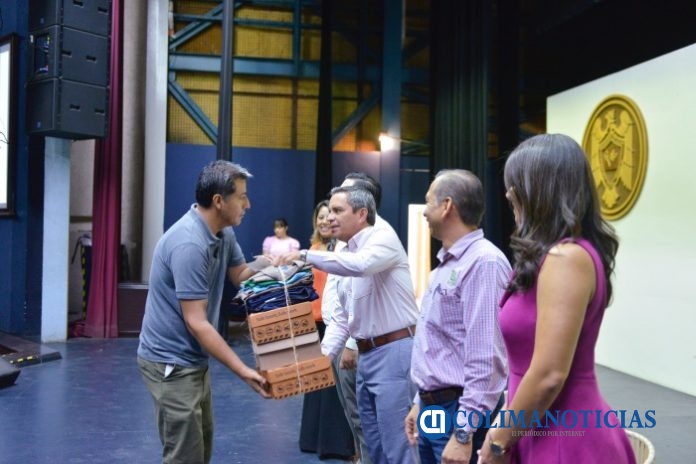 Entregan uniformes a personal de servicios generales_a
