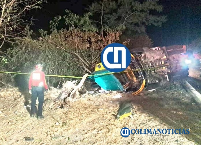 Fallece operador de trailer al volcarse en la carretera libre Armería-Manzanillo