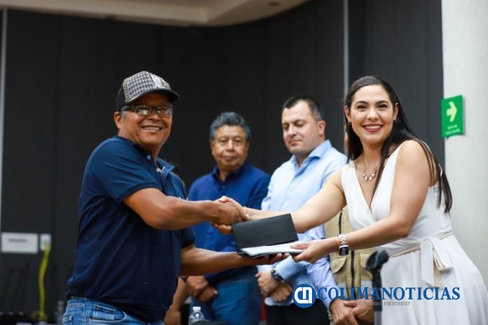 Gobernadora entrega apoyos a pescadores de diversas cooperativas de Manzanillo