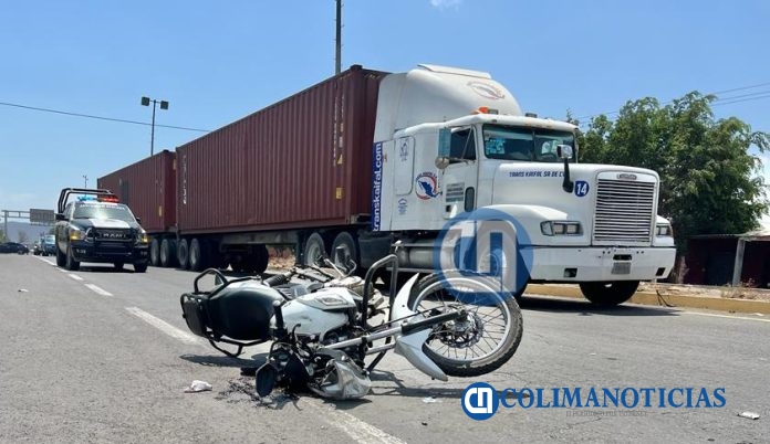 Grave se encuentra motociclista tras impactarse contra un tráiler en el crucero de Tecomán