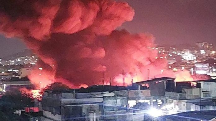 Incendio consume el Mercado Central de Acapulco