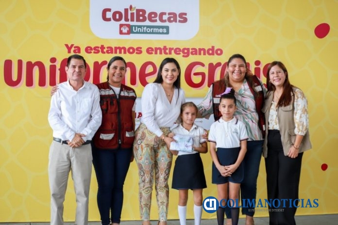 Indira entregó uniformes gratis a estudiantes de la primaria Independencia; en Armería serán más de 5 mil beneficiados