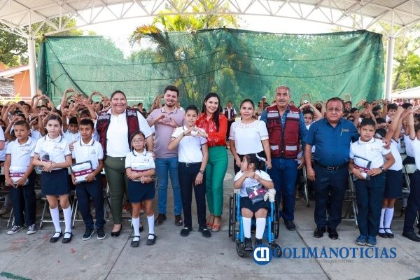 Indira entregó uniformes gratis en Cofradía de Suchitlán