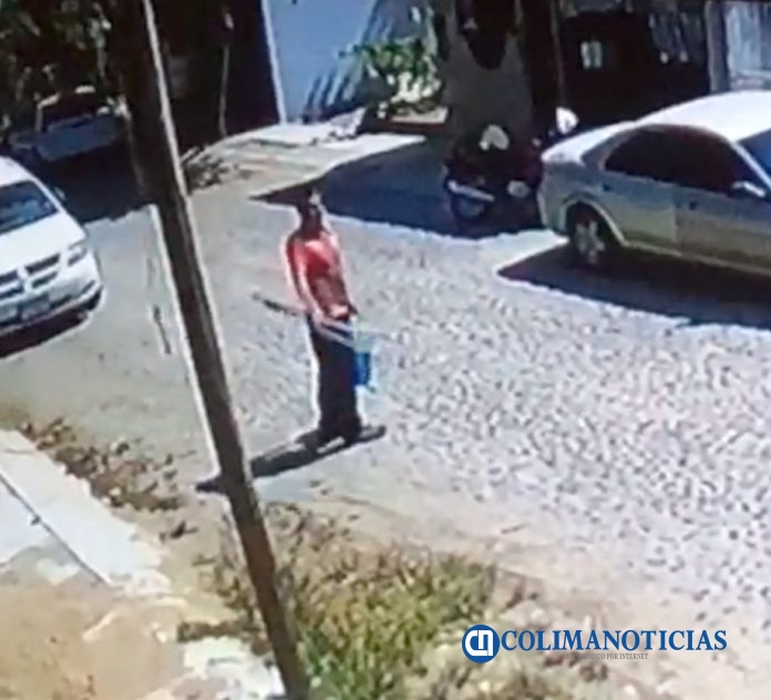 Lo graban robando tubería de cobre en el fraccionamiento La Joya I de Santiago
