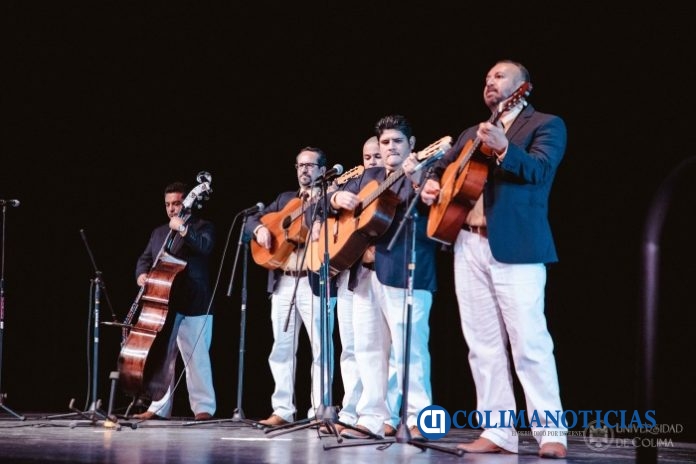 Presentación de la Rondalla de la UdeC en la Escollera de Manzanillo