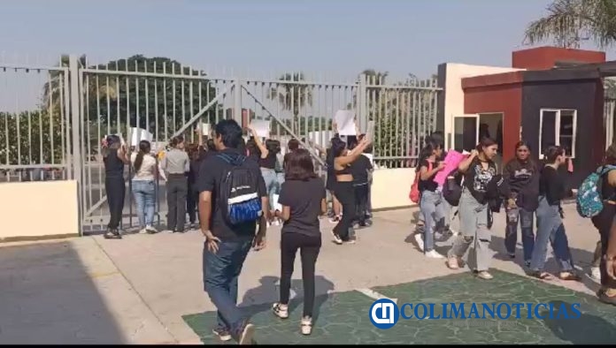 Protestan alumnos de Universidad Vizcaya por mal trato de directora 7