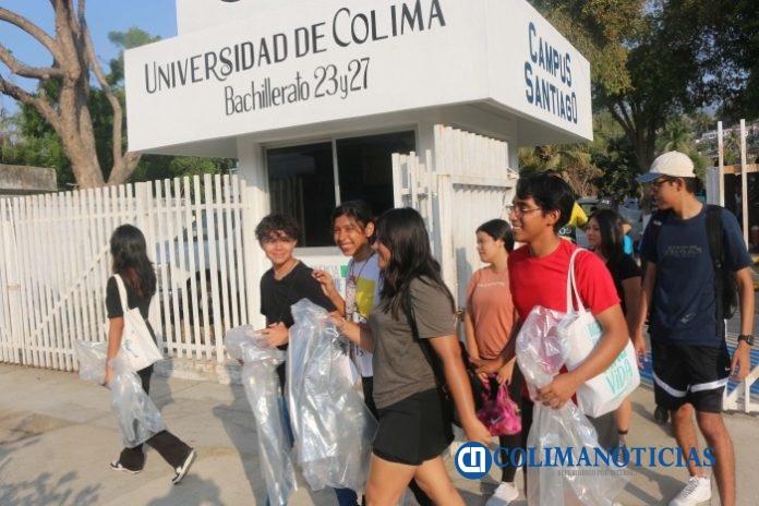 Realizan UdeC, ASIPONA y empresas, limpieza de arroyo y playas, en Manzanillo