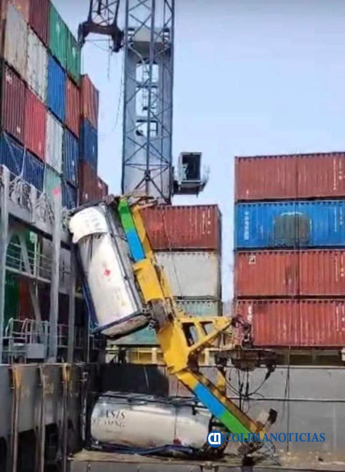 Se quebra grúa que transportaba un contenedor de químicos al interior del recinto portuario0