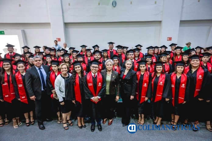Titula UdeC a generación destacada de Derecho_Cristina Romero_d