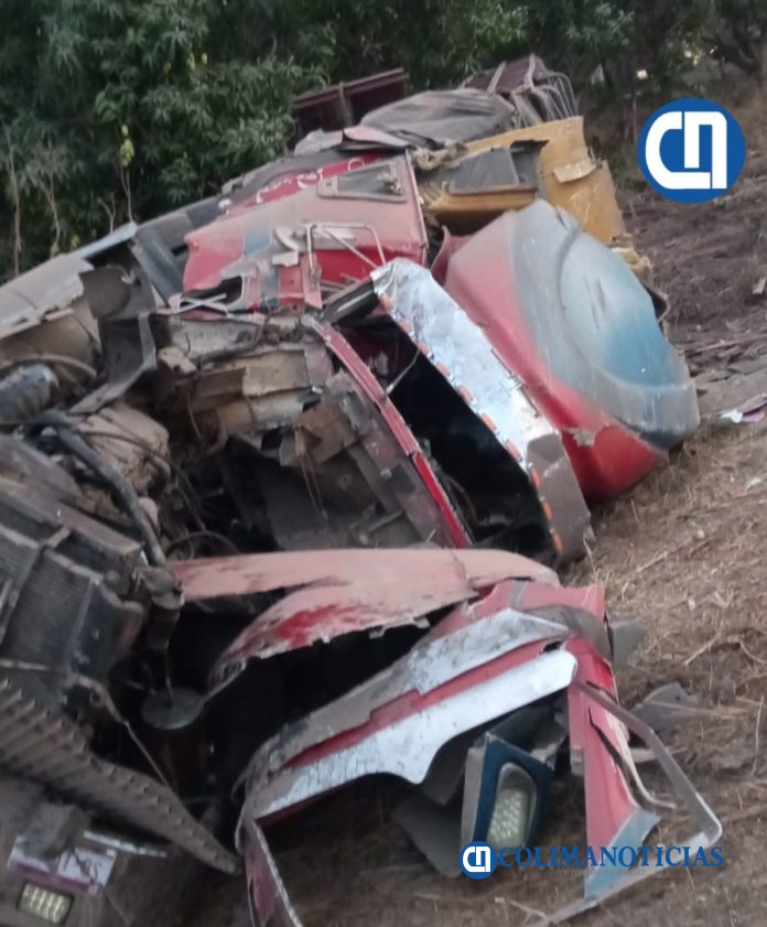 Tráiler sale de la cinta asfáltica por la carretera libre Manzanillo-Armería