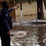 cuerpo flota por lluvia en colima