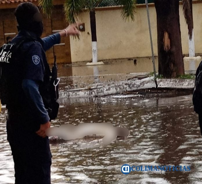 cuerpo flota por lluvia en colima