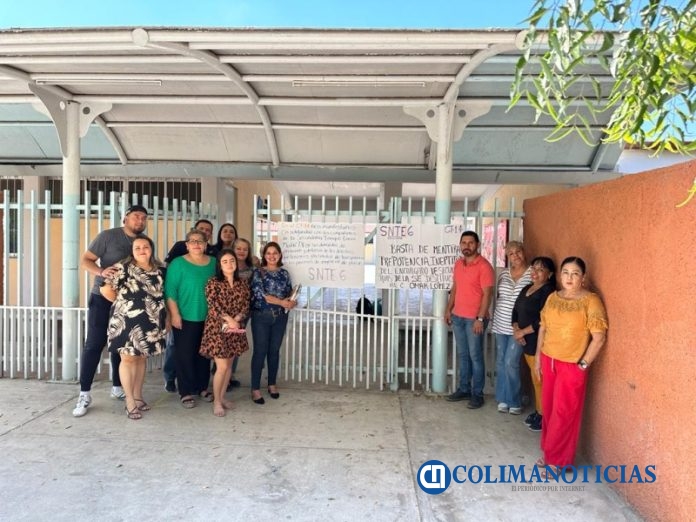 maestros piden salida de funcionario de la SE Colima 3