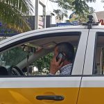 taxista conductor hablando por celular