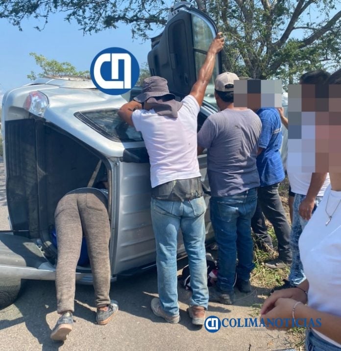 Aparatosa volcadura de vehículo con estudiantes del Isenco