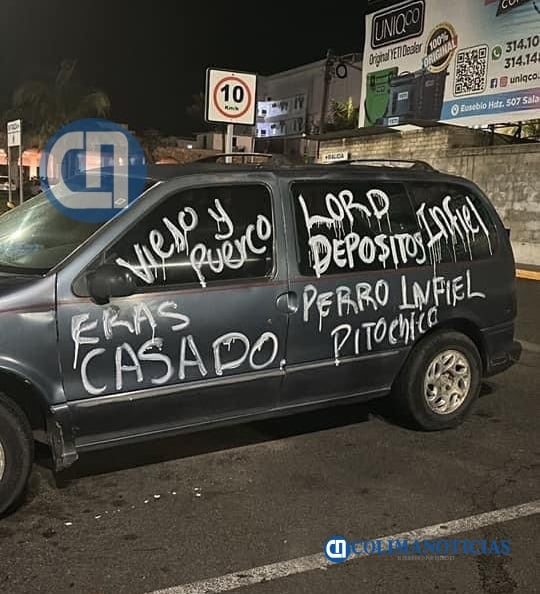 Aparece camioneta con grafitis en el estacionamiento de una tienda departamental de boulevard