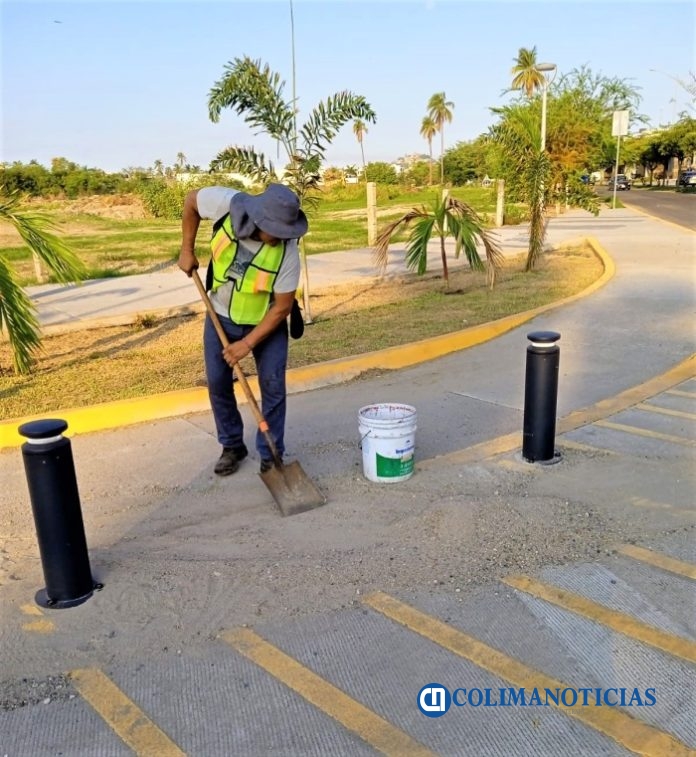 Ayuntamiento de Manzanillo da mantenimiento permanente a sus calles, avenidas y canales