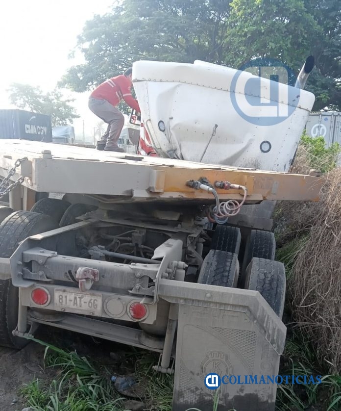 Choca tráiler al ingreso de la delegación de El Colomo