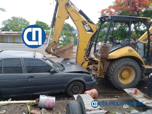 En Tecomán impactan tres vehículos y una máquina