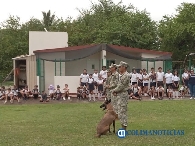 La Décima Región Naval recibe visita de alumnos y profesores de la Escuela Primaria 'Rey de Colimán'