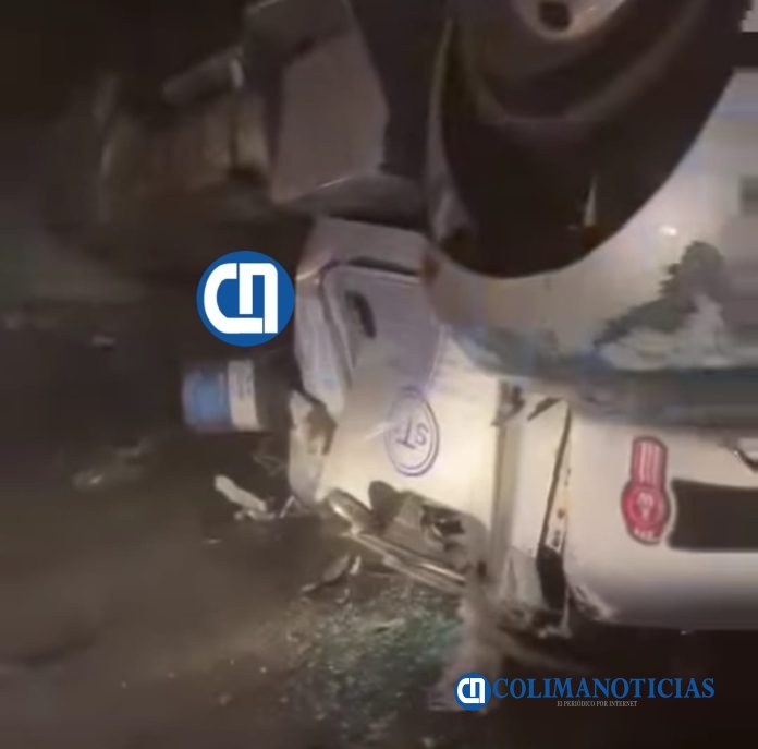 Muere operador al volcar su tráiler en el libramiento de El Colomo 5