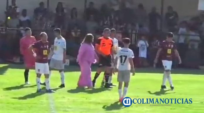 Presidenta Municipal de Arandas, Jalisco, interrumpe partido de fútbol, para reclamarle al árbitro