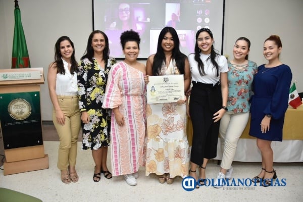 Recibe joven colombiana título de doble grado_b