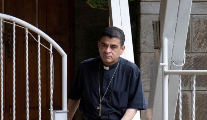 Régimen en Nicaragua devuelve a la cárcel al obispo Rolando Álvarez ante su negativa a aceptar el exilio