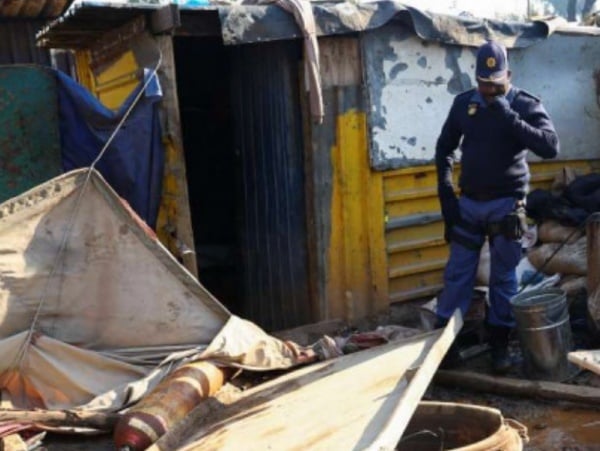 Tres niños entre los 17 muertos, tras explosión por fuga de gas en suburbio de Sudáfrica