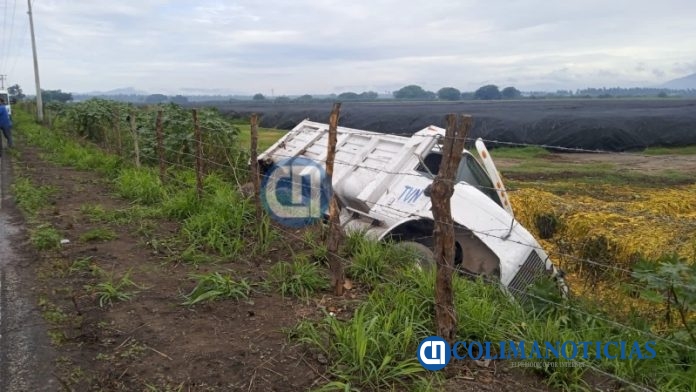 Un herido al volcarse un camión de volteo en Tecomán 4