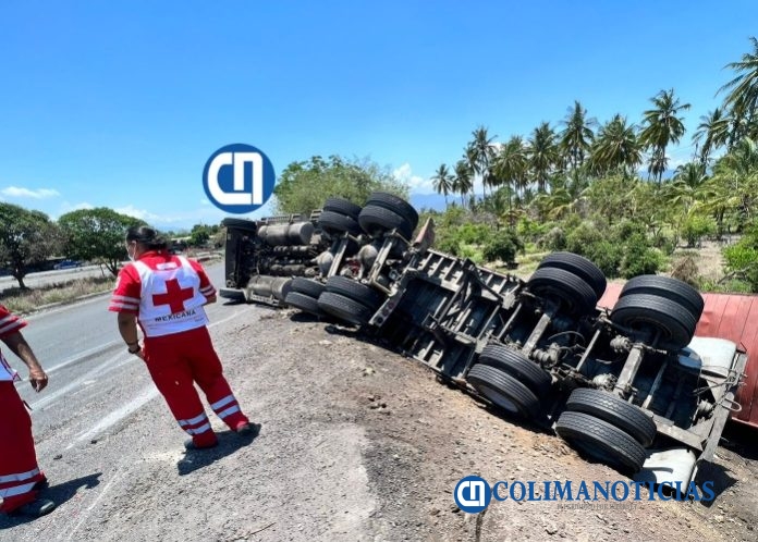 Vuelca tráiler en la libre Armería-Manzanillo