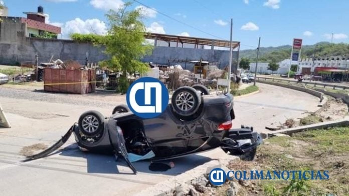 Vuelca vehículo en fraccionamiento Las Floresta de Santiago